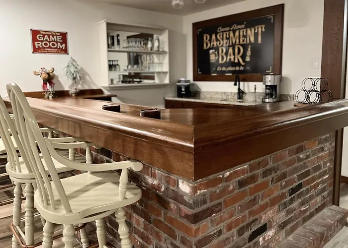 Shuffleboard, Bar, & Ev Charger Landhaus Carbondale