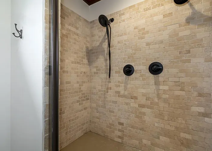 Landhaus Shuffleboard, Bar, & Ev Charger *